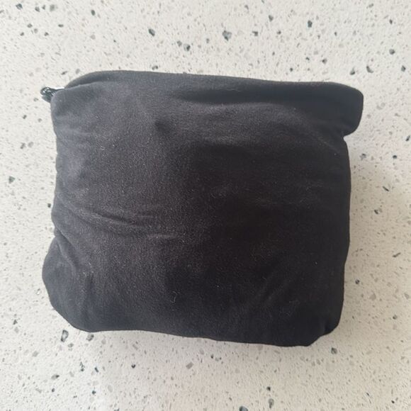 Beyond Yoga Pocket Infinity Scarf Matte Black Versatile Lightweight Wrap NWT - Picture 7 of 8